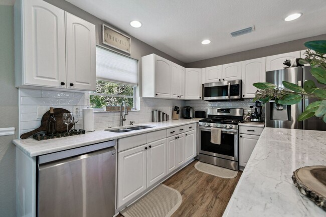 Foto del edificio - Elevated 3-Bed, 2-Bath, Corner-Lot Gem in ...