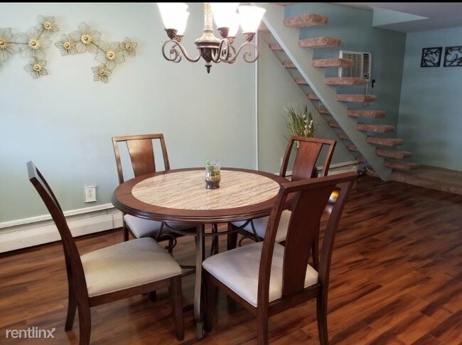 Foto del edificio - 3 br, 1.5 bath House - 646 7th St.