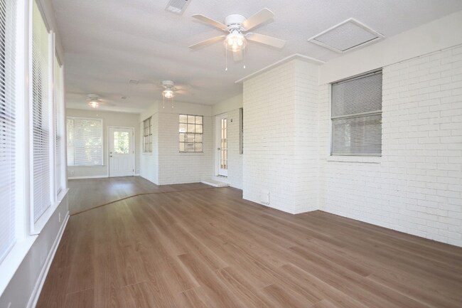 Foto del edificio - Fully Renovated 3BR/2BA Molino Home on a Spacious Lot Featuring Multiple Living Areas, Sunroom & ...
