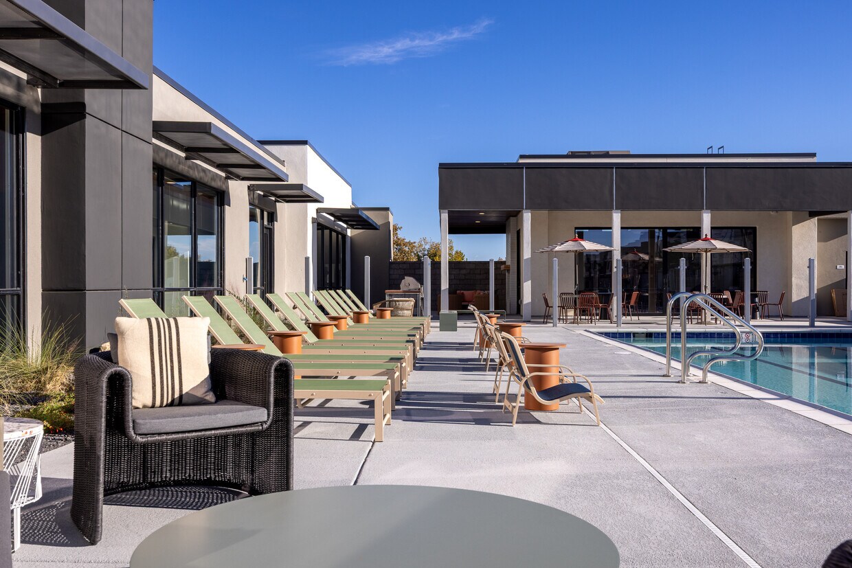 Área de piscina y spa - The Dillon Luxury Apartments