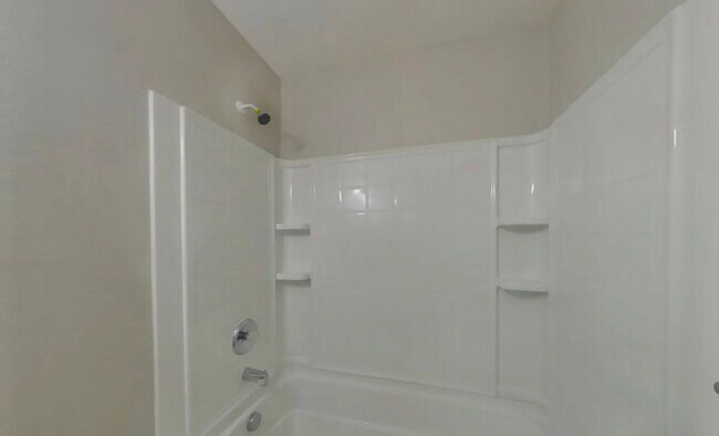 Foto del edificio - AVAILABLE NOW READY TO MOVE IN