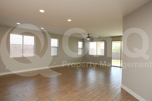 Foto del edificio - 16535 W Desert Ln