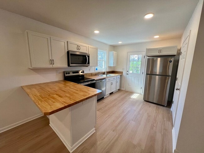 Building Photo - Charming 2-Bedroom Home with Modern Updates – Convenient Roanoke Location