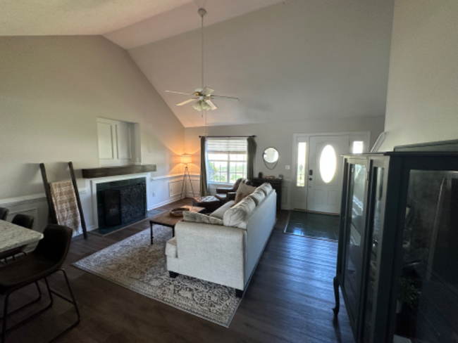 Building Photo - 5121 Saddle Cir