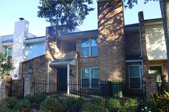Building Photo - 2448 Country Club Dr