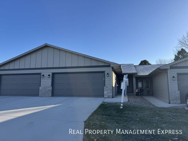 Building Photo - Bright, Spacious, and Move-In Ready 2-Bedroom Townhome