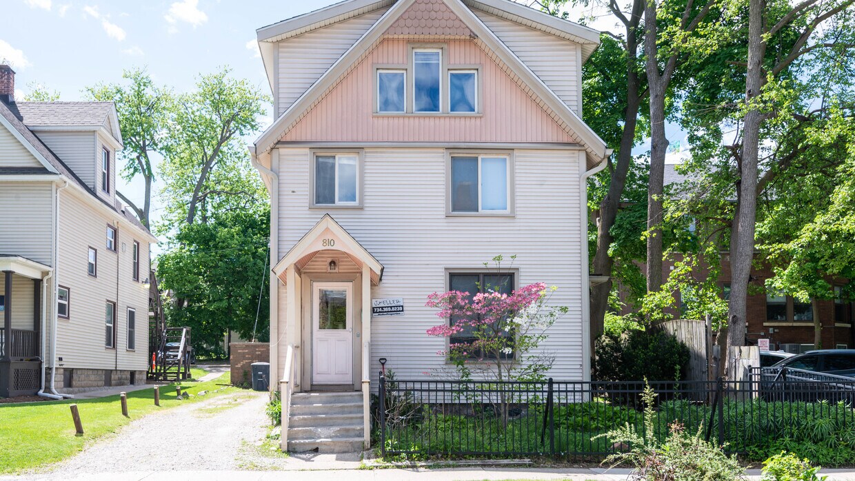 Primary Photo - 810 Church St