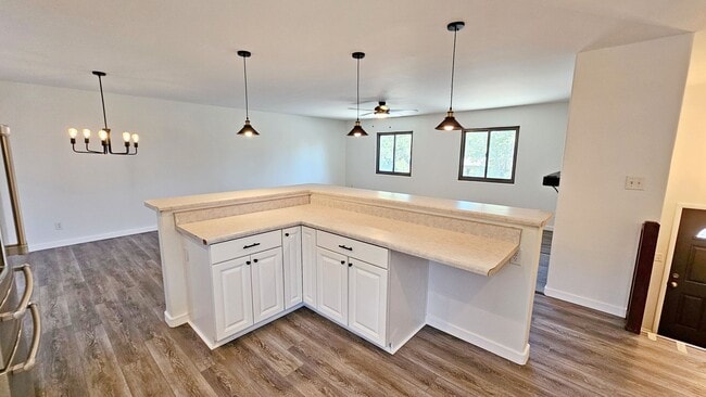Building Photo - Beautiful 3 Bed, 2 Bath with a Bonus Room and Large Yard!