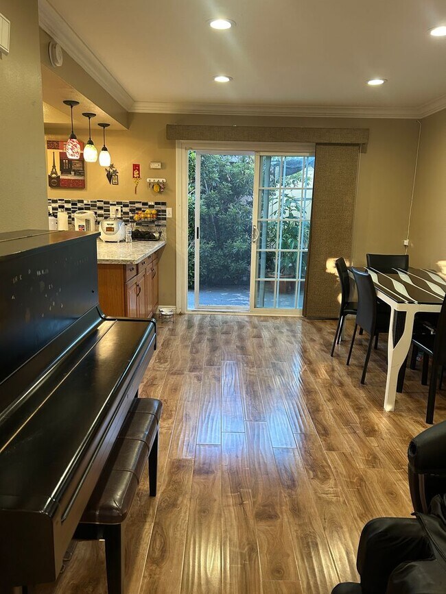 Foto del edificio - Spacious Home for Rent in Fountain Valley