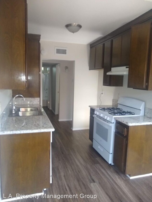 Foto principal - 23901 Los Rosas St