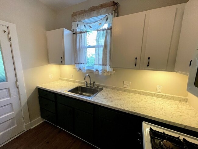 Building Photo - 3 bed 1 bath - great Brentwood location, central air, nice updates