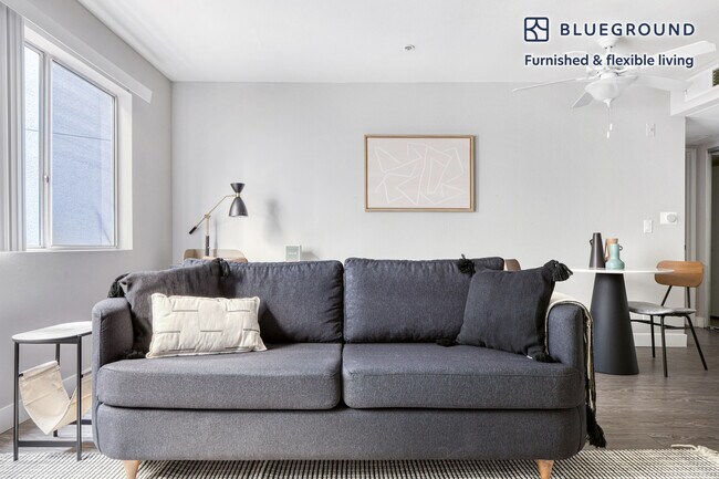 Building Photo - 737 S Kingsley Dr