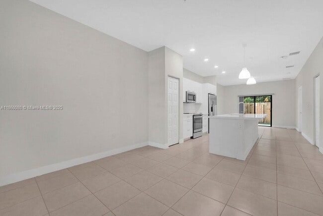 Foto del edificio - 8175 NW 104th Ave