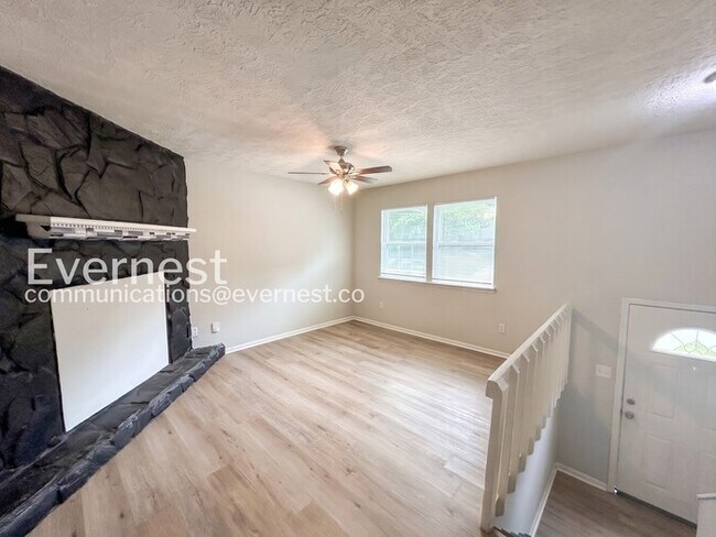 Building Photo - Limited Time Special Offer / Spacious Home with Hookups and Parking / 5 Bed, 2 Baths / Available ...