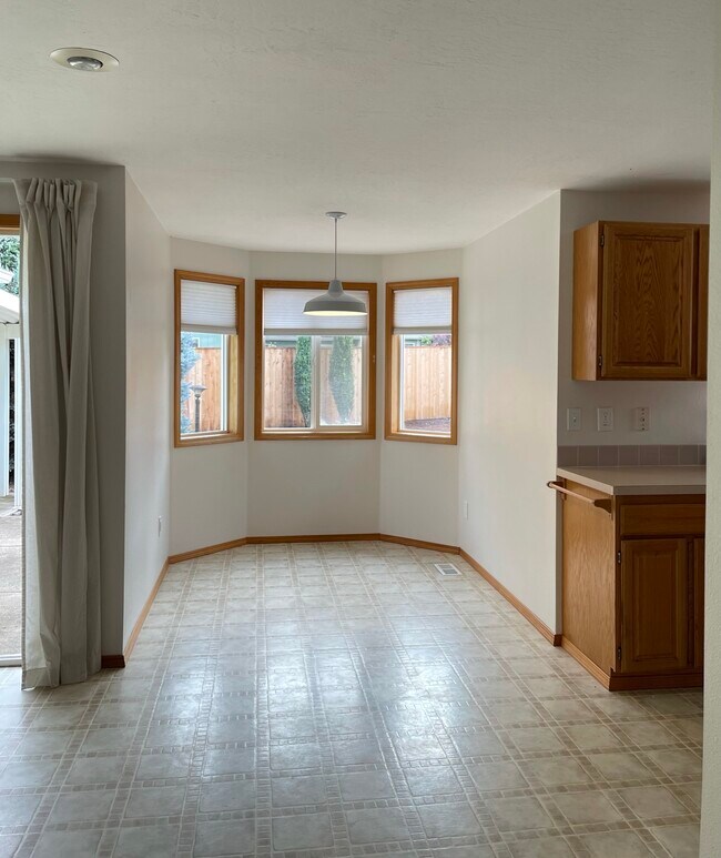 Building Photo - 5544 SW Otana Plz