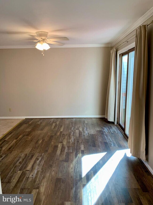 Building Photo - 121 Register Dr