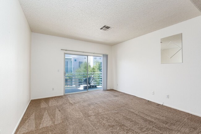 Building Photo - New paint and carpet in 2nd floor unit in ...
