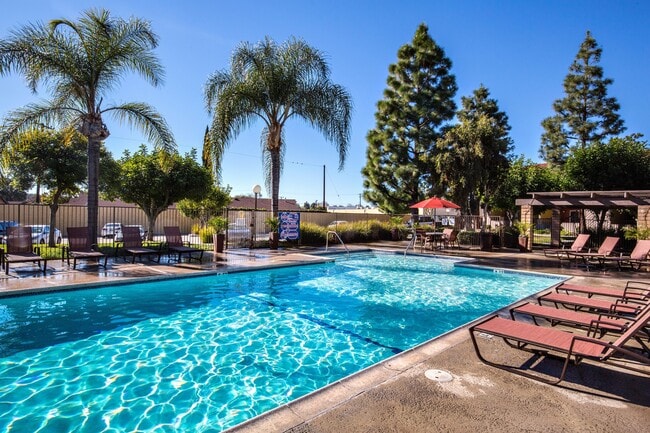 Building Photo - Town And Country Apts