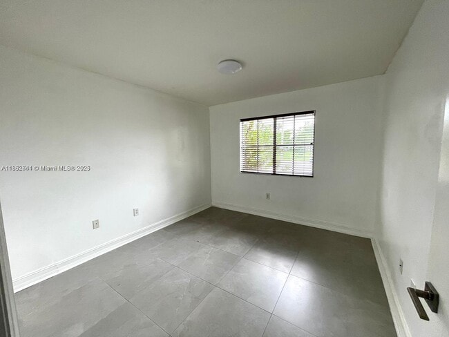 Building Photo - 2721 SE 12th Pl