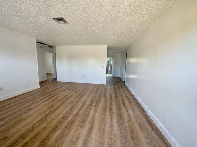 Building Photo - 3 Bedroom Duplex