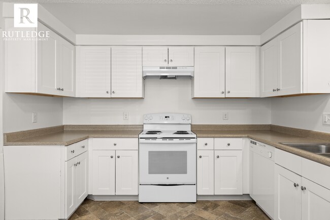 Building Photo - Centrally Located Apartment in East Medford