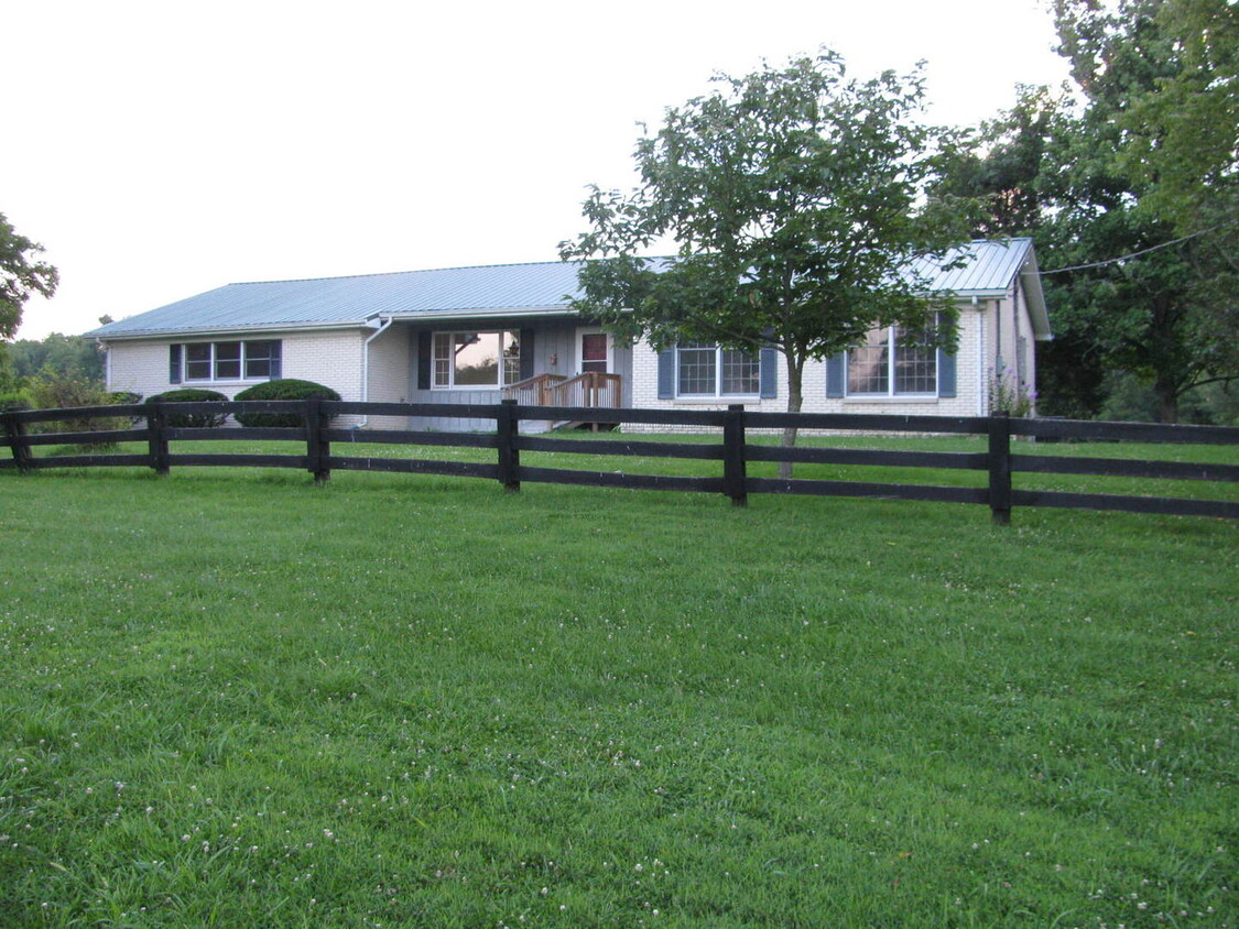 Primary Photo - Private Farm House, Lots of Space, Country...