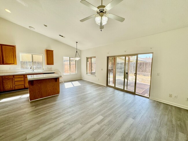 Building Photo - 528 Burgundy St