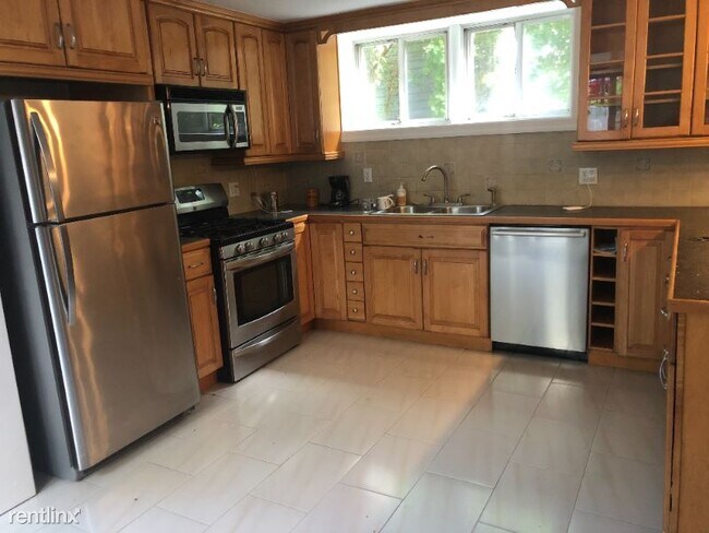 Foto del edificio - 6 br, 3 bath House - 11 oak ave