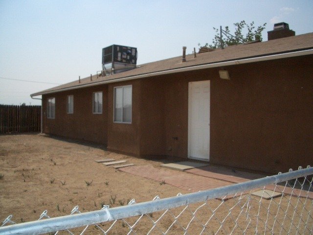 Building Photo - 9120 Peach Ave