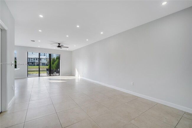 Foto del edificio - 5920 NW 104th Ct