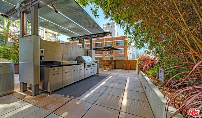 Foto del edificio - 1111 S Grand Ave