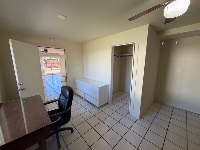 Foto del edificio - 42 Waikalani Pl