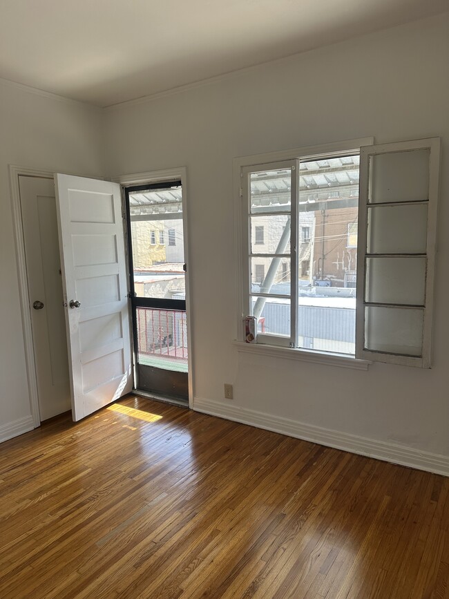 Building Photo - 414 1/2 N Orange Grove Ave