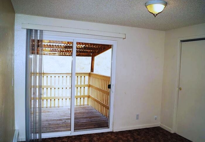 Building Photo - Cute 2 Bedroom Apartment with patio!