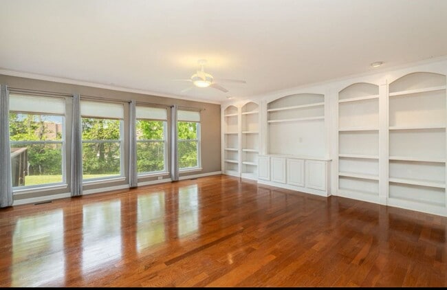 Building Photo - 2025 Hawks Nest Dr
