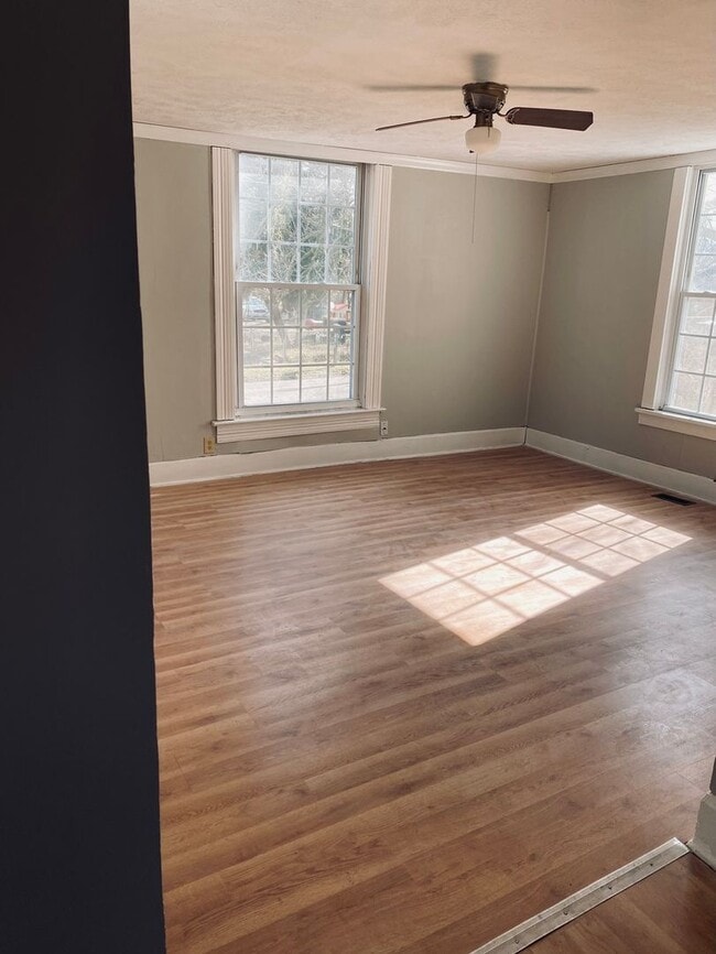 Building Photo - 3 Bedroom and 1 bath