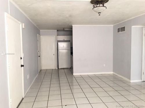 Foto del edificio - 465 S Royal Poinciana Blvd