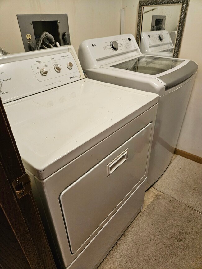 Foto del edificio - 5697 Green Circle Dr