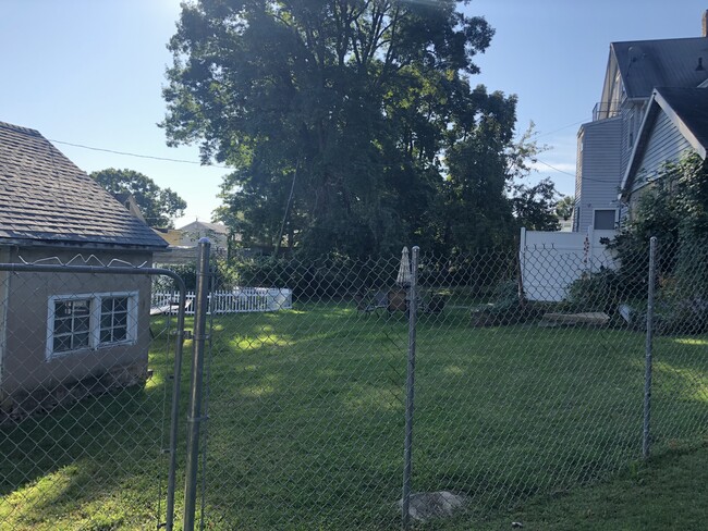 Building Photo - 37 Pine St