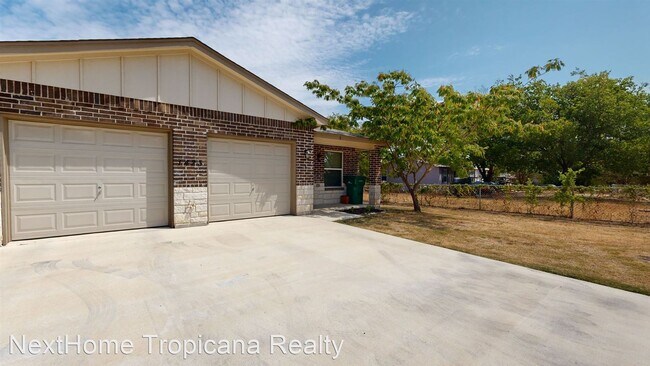 Building Photo - 3 br, 2 bath House - 1423 Tejas Trl #B