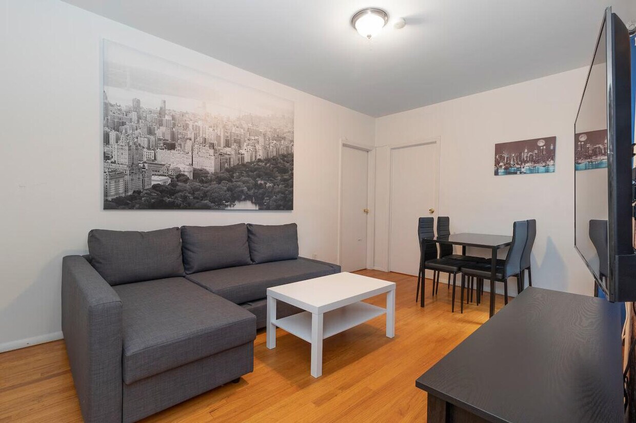 Foto principal - 331 E 92nd St