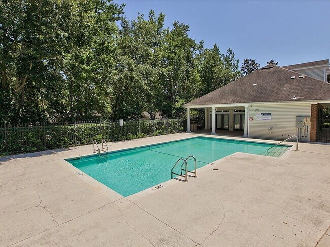 Photo - 3-bedroom 3-bathroom condo off Tharpe, washer/dryer, Dishwasher, Pool!