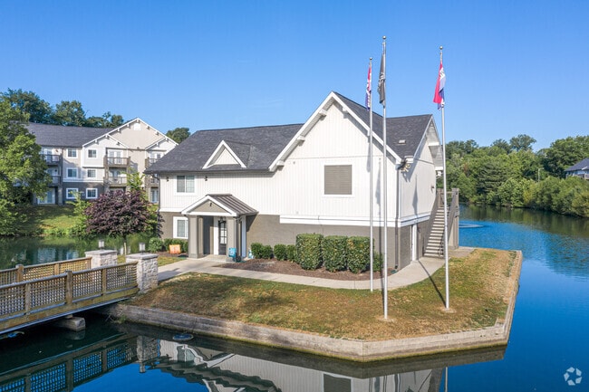 Building Photo - Hickory Lake