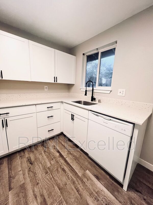 Building Photo - 1524 29th St SE