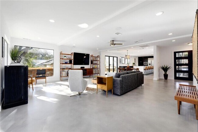 Foto del edificio - 5809 Lookout Mountain Dr
