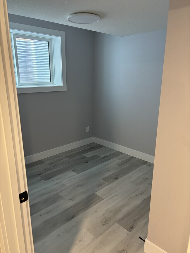 Photo du bâtiment - 10505-10563 63 Ave