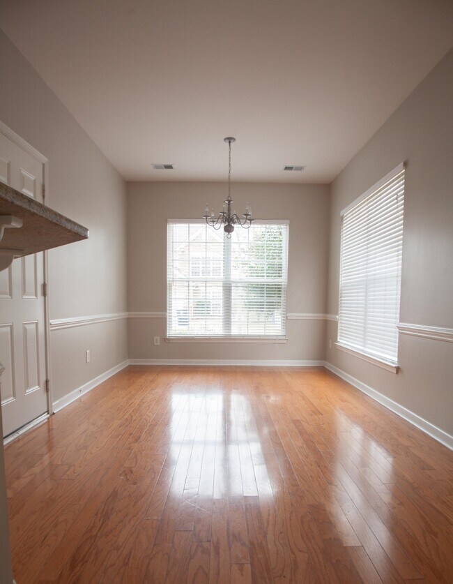 Foto del edificio - 336 Shady Creek Ln
