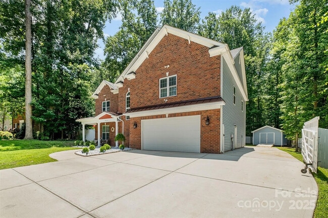 Building Photo - Room in House on Knollwood Cir