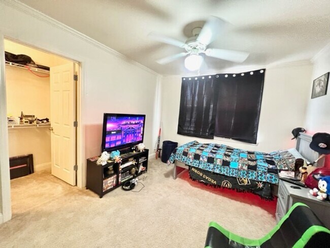 Foto del edificio - 703 Majestic Dr