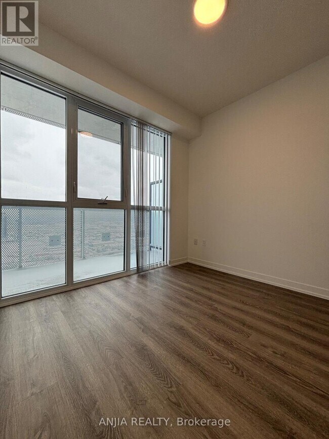 Photo du bâtiment - 8 Interchange Wy